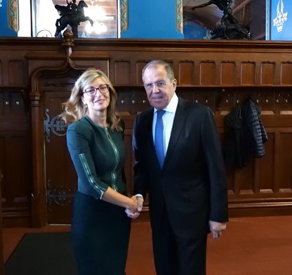Екатерина Захариева и руският  колега Сергей Лавров позират за снимка по време на визитата на българския външен министър.
