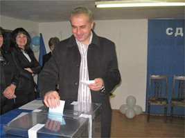Петър Паунов пуска бюлетина в местния вот през 2008 г. 
СНИМКА: АВТОРЪТ
