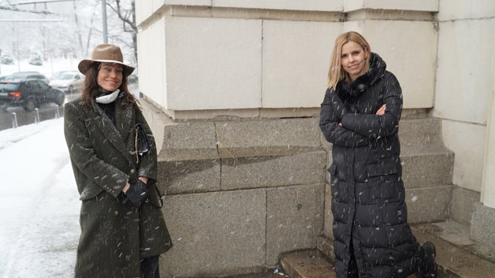 Кръстина Стефанова и Сибина Григорова в снега, затрупал София в края на март