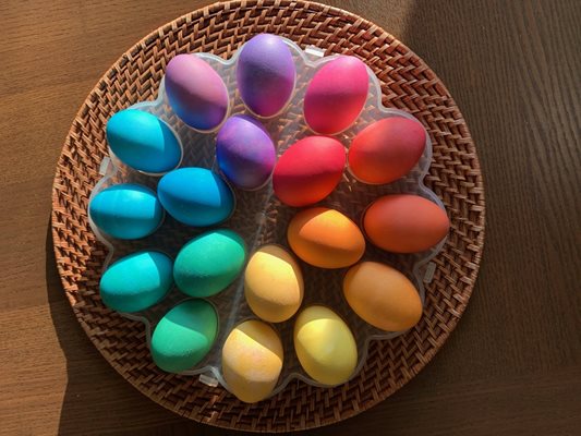 Великден в Сиатъл - с красиво съчетани по цвят яйца Еленко Стойков посреща празника зад океана.