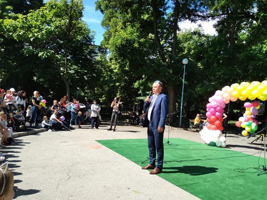 Кметът Иван Стоянов поздрави всички празнуващи.