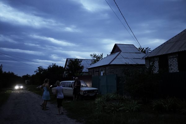 Съседите разговарят след военен удар в Краматорск, в Донецка област.
Снимка: Ройтерс