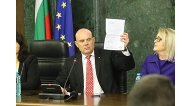 Иван Гешев държи оставката си, преди да я скъса. Вдясно от него е заместничката му Даниела Машева СНИМКА: Румяна Тонева