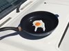 Полицай опържи яйце на капака на колата си в Австралия (Видео)