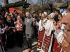 Принц Чарлз получи весло и цървули на посещението си в Румъния