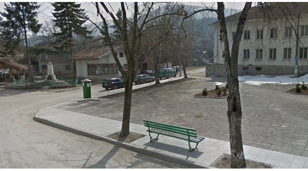 Гамени пребили мъж от село Превала насред площада. СНИМКА: Google Street View