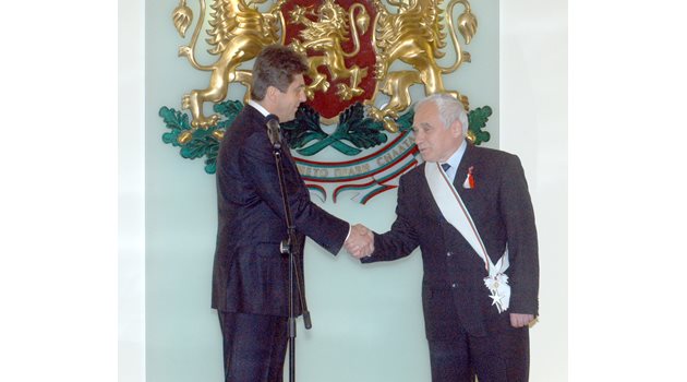 7 март 2005 г. Президентът Първанов награждава д-р Желю Желев с орден "Стара планина".