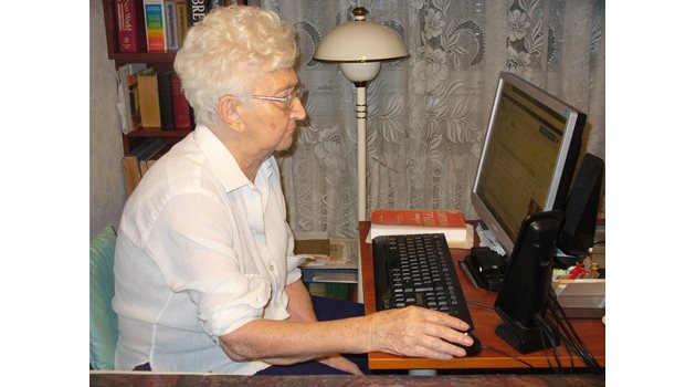 На 89 години Оля Николчева се справяше с лекота със сложната компютърна техника.
Снимка: Ваньо Стоилов