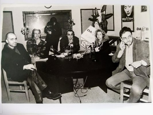 От ляво надясно: Слави Трифонов, Камен Воденичаров, Томислав Русев, Райна Дамяни, Любен Дилов-син в студиото на Дарик радио