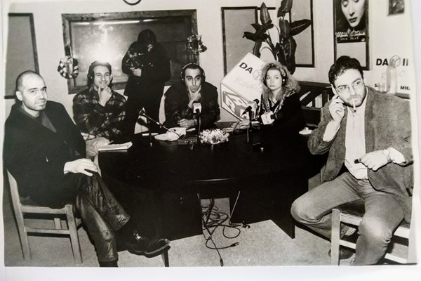 От ляво надясно: Слави Трифонов, Камен Воденичаров, Томислав Русев, Райна Дамяни, Любен Дилов-син в студиото на Дарик радио