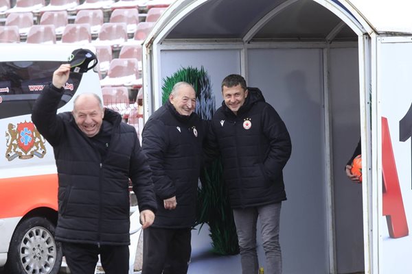 Легендарният домакин бай Добри излиза пред феновете, а зад него се веселят Димитър Пенев и Саша Илич.