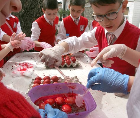 Боядисаните яйца ще бъдат раздадени в църквата "Св. Марина" след празничното богослужение в неделя