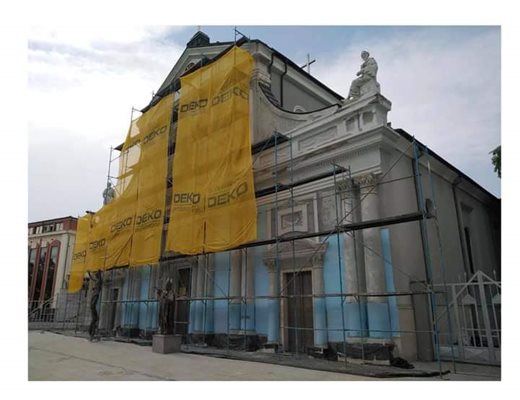 Катедралата "Св. Лудвиг" в центъра на Пловдив е опасана в скеле и вече е поставен фибран.