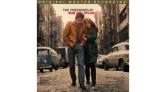 Музикантът на обложката на втория си албум The freewheelin’ Bob Dylan, който излиза през 1963 г.