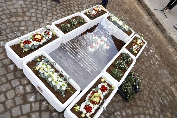 Цветя и паметен знак бяха махнати на 4-ия ден от следващ предполагаем гроб на Левски на столичната ул. “Дамян Груев” №6.
СНИМКА: ГЕОРГИ КЮРПАНОВ-ГЕНК
