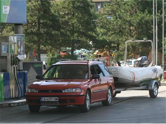 Пълненето на резервоара с бензин заема повече от половината бюджет на българина, заделен за лятна ваканция.
СНИМКИ: "24 ЧАСА"