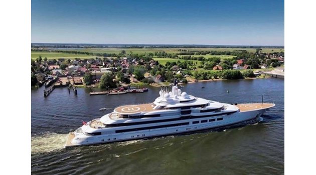 Яхтата ”Шехерезада” е дълга 140 м СНИМКА Инстаграм Luxury Yachts Group
