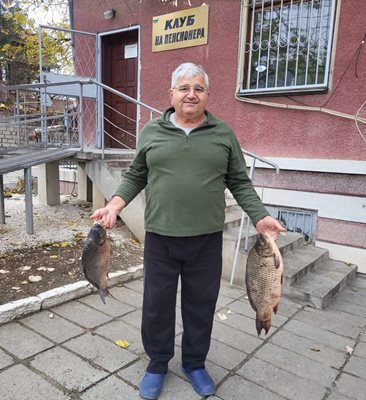 Пенсионер от община "Родопи" носи риба.


Снимка: община "Родопи"