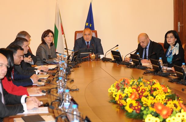 Правителството трябва да обсъди и приеме стратегическите насоки днес по предложение на вицепремиера Меглена Кунева (крайната вдясно на снимката).