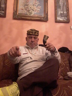 Бившият сараф, който скоро ще навърши 65 г., позира в дома си.