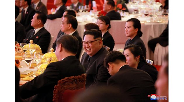 РИТУАЛ: Специалната вечеря, дадена от Си Дзи Пин, за Ким Чен Ун.
