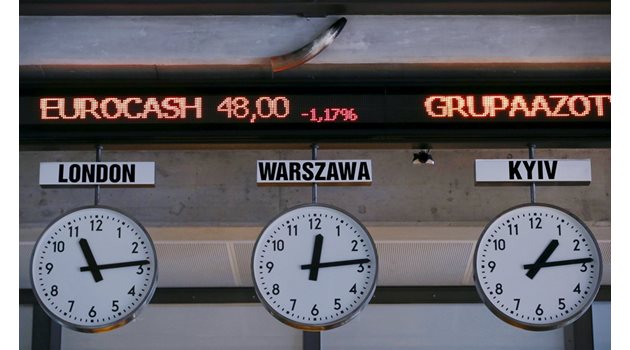 Часовници показват времето в различните часови пояси на Европа.