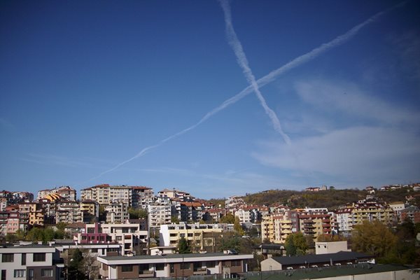 Следи от самолети очертаха кръст над Благоевград.