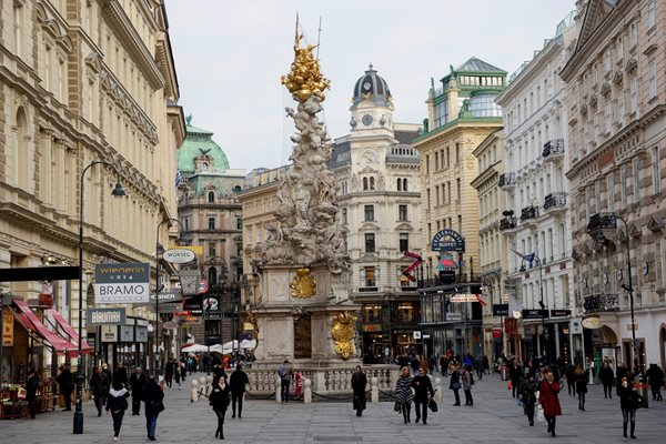 Хора се разхождат по централните улици на Виена.
СНИМКА: РОЙТЕРС