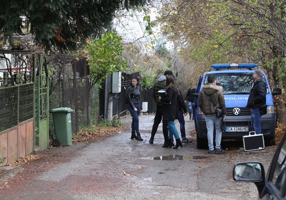 Пред къщата на Захари гъмжи от полицаи и криминалисти

Снимка: Юлиян САВЧЕВ