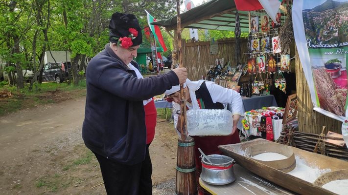 Майстори от Змейово избиват масло