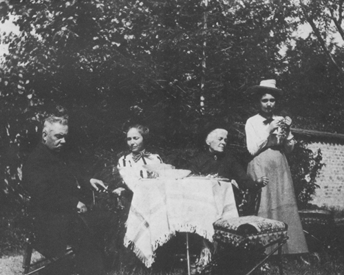 Каравелова с дъщеря си Лора на гости на приятели в Белград през 1901 г.