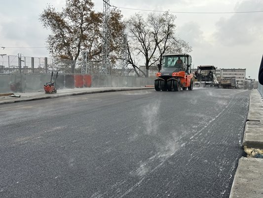 До края на седмицата полагането на асфалт трябва да приключи.