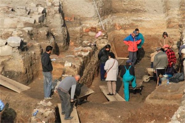 Глинени скулптури на бог Херакъл разкриха в Пловдив