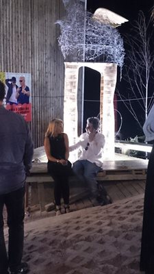 Папарашка снимка на Димитър Митовски с руса жена пред едно от популярните заведения в Лозенец