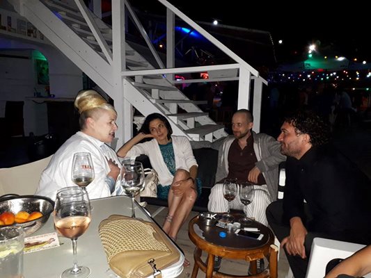 Световноизвестната звезда Лиса Джерард (вляво) предпочете след концерта си да изпие чаша вино с приятели в непринудена обстановка в "Кубо" на варненския плаж. Снимка: Кирил Петров