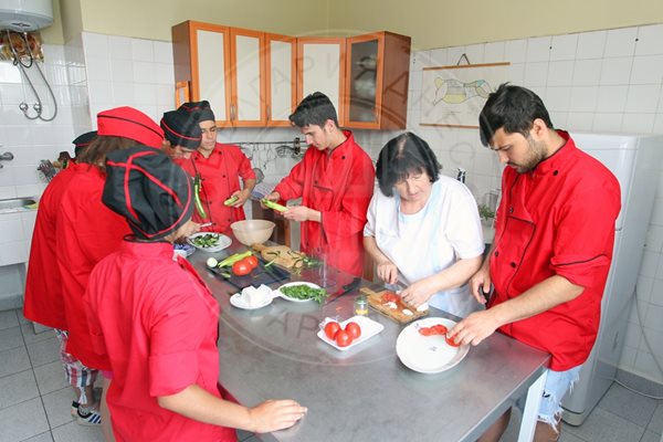 Учениците приготвят обяд