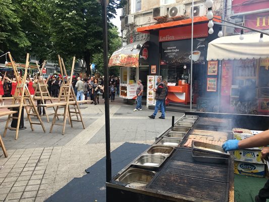 Скари от "Вкусът на Пловдив" димяха покрай манифестиращите.