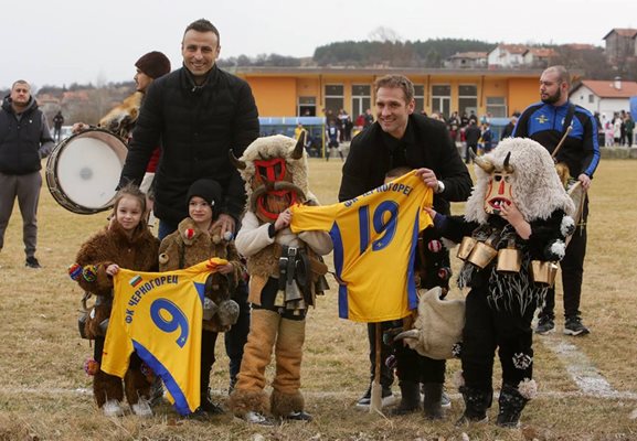 Димитър Бербатов и Стилиян Петров заедно с деца кукери на стадиона в пернишкото село Ноевци.