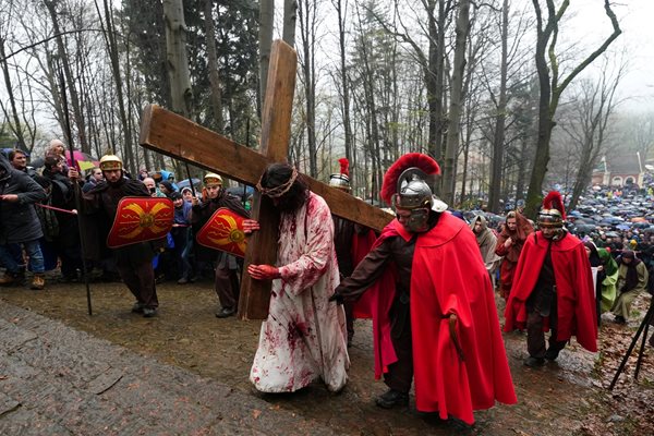 Актьор пресъздава мъките на Исус Христос близо до Краков, Полша.

СНИМКИ: РОЙТЕРС