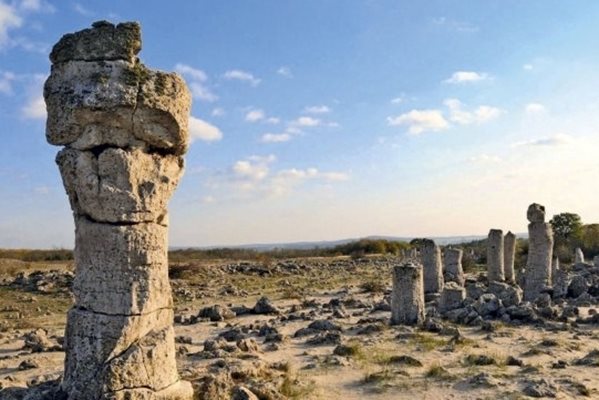 Местността около феномена тъне в отпадъци