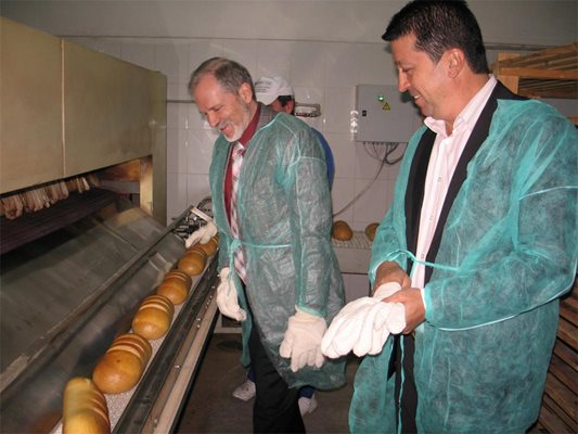 Доц. Борислав Великов и Христо Костов от ЛИДЕР показват как се поризвежда евтин хляб в Лом.
Снимка: КАМЕЛИЯ АЛЕКСАНДРОВА
