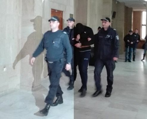 Полицаи водят Бойко Борецов към съдебната зала. Снимка ТОНИ ЩИЛИЯНОВА