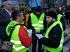 Протестиращи полицаи в Пловдив раздават листовки и ароматизатори на шофьори (снимки)