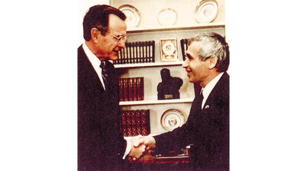 Първият демократично избран президент Желю Желев стъпва в Белия дом на 28 септември 1990 г. Това е първото посещение на български държавен глава в САЩ. Българският държавен глава гостува на американския си колега Джордж Буш. След тази среща на високо равнище на официална визита в София пристига вицепрезидентът Дан Куейл.