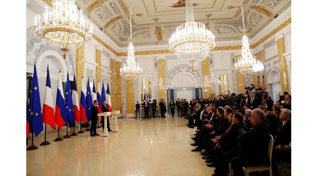 Еманюел Макрон и Владимир Путин говорят на пресконференция в Санкт Петербург.