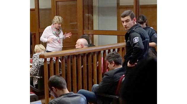 Петко Дюлгеров, заснет с наведена глава в съдебната зала.  СНИМКА: “24 ЧАСА”