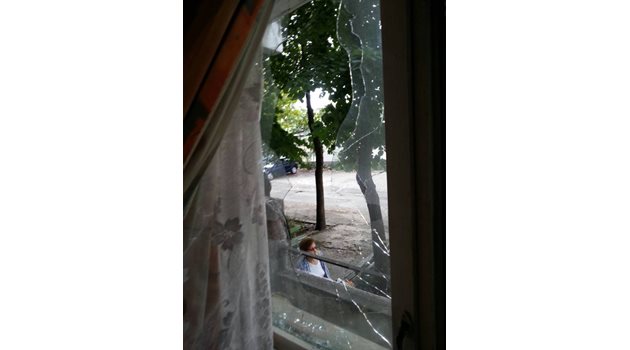 Счупеният прозорец на жилището на фоторепортера. Снимки:Борислав Пенков