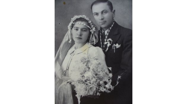 След като се завръща от София, на 18 години Мария се омъжила за любимия си Кънчо. 
Снимка: Личен архив