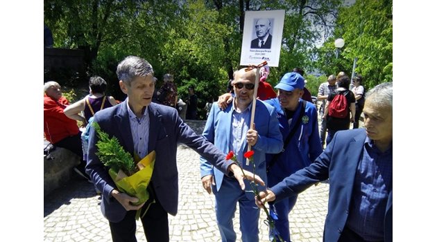 Жан Виденов (вляво) се появи на Альоша на 9 май. До него с плаката е Павел Иванов, председател на Съюза на комунистите в България. Снимка: ПловдивПрес