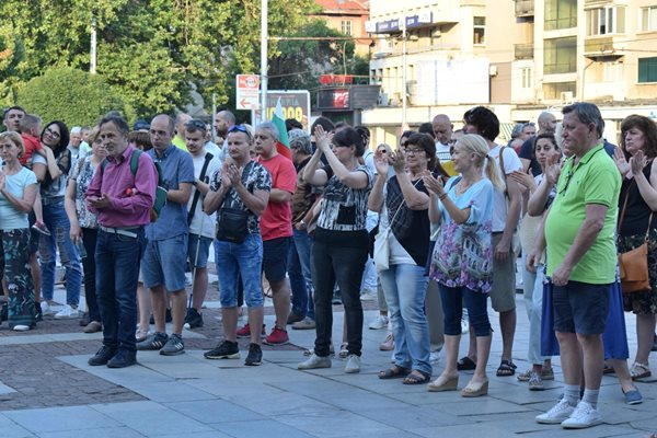 Над 100 души са на протеста в подкрепа на правителството. 